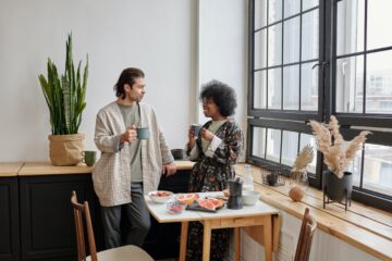 To personer snakker og drikker kaffe